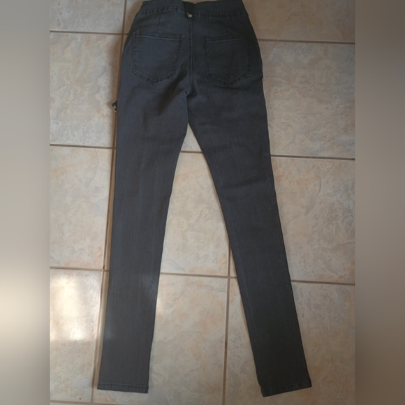 Stylish Skinny Jeans with Buckle Details - Picture 2 of 5